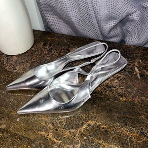 Zara Silver pointed sling back
Sz 11